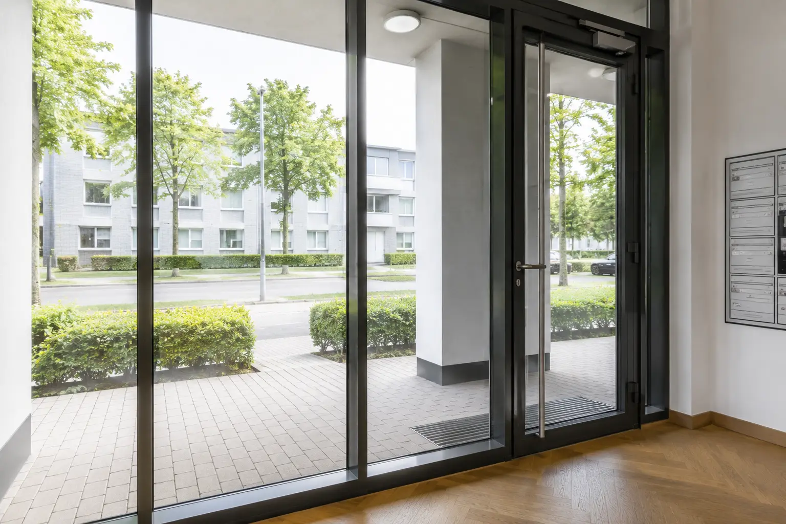 Fensterreinigung: Glasfront mit Eingangstür wird gereinigt